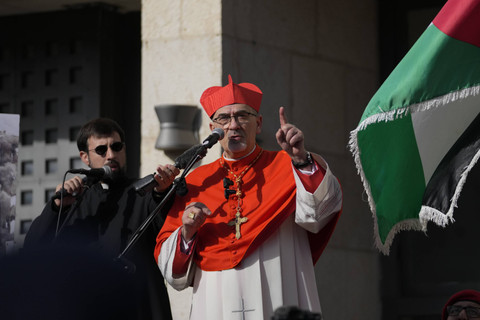 Patriark Latin Pierbattista Pizzaballa rohaniwan Katolik terkemuka di Tanah Suci, memberikan pidato saat tiba di Gereja Kelahiran, yang secara tradisional diyakini sebagai tempat kelahiran Yesus, pada Malam Natal di kota Tepi Barat, Betlehem, Selasa. Foto: Matias Delacroix/AP Photo