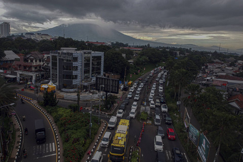 Foto udara kepadatan kendaraan menuju jalur wisata Puncak saat diberlakukan sistem satu arah di Gadog, Kabupaten Bogor, Jawa Barat, Rabu (25/12/2024).  Foto: Yulius Satria Wijaya/ANTARA FOTO