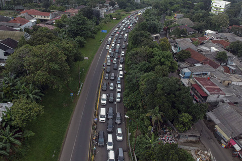 Foto udara kepadatan kendaraan menuju jalur wisata Puncak saat diberlakukan sistem satu arah di Gadog, Kabupaten Bogor, Jawa Barat, Rabu (25/12/2024).  Foto: Yulius Satria Wijaya/ANTARA FOTO