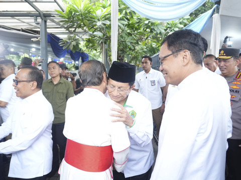 Menteri Agama, Nasaruddin Umar, saat melakukan peninjauan ke sejumlah gereja dalam rangka Natal. Foto: Dok. Kemenag