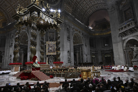 Paus Fransiskus memimpin misa Malam Natal di Basilika Santo Petrus di Vatikan pada 24 Desember 2024. Foto: Tiziana Fabi/AFP