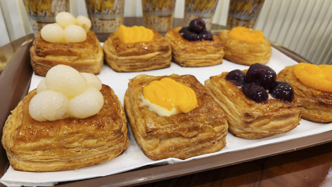 Ragam menu baru pastry dan kopi serta suasana gerai Roti'O di Cilandak, Jakarta Selatan. Foto: Azalia Amadea/kumparan