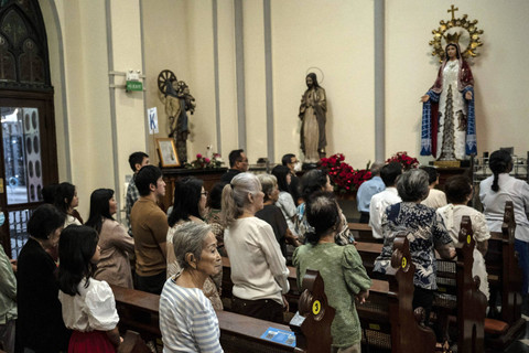 Umat Katolik mengikuti Misa Natal di Gereja Katedral, Jakarta, Rabu (25/12/2024). Foto: Aprillio Akbar/ANTARA FOTO