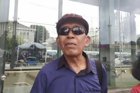 Jemaat Gereja Katedral, Sadro (71), saat ditemui di sekitar Masjid Istiqlal. Foto: Rachmadi Rasyad/kumparan