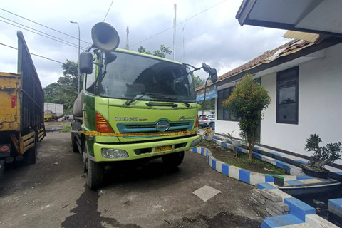 Truk pengangkut cairan kimia caustic soda yang bocor di Jalan Raya Purwakarta-Bandung Barat.  Foto: Robby Bouceu/kumparan