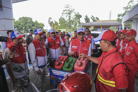 Wamen BUMN Aminuddin Ma'ruf, Direktur Logistik dan Infrastruktur Pertamina Alfian Nasution, Direktur Pertamina Patra Niaga Mars Ega Legowo Putra ke Stasiun Pengisian Bahan Bakar Umum (SPBU) dan Serambi MyPertamina Rest Area KM 43A Tol Jakarta-Merak. Foto: Dok. Pertamina Patra Niaga