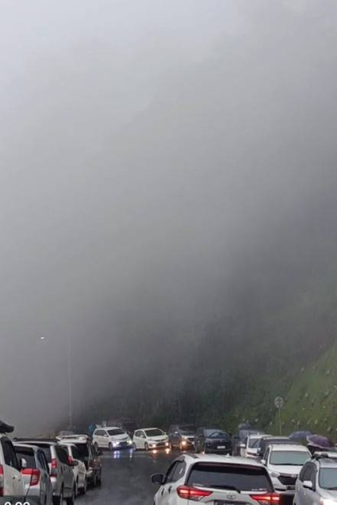 Kabut tebal yang menyelimuti Rest Area Segar Alam, Puncak Pass, Ciloto, Cianjur, Jawa Barat. Foto: Dok. Istimewa