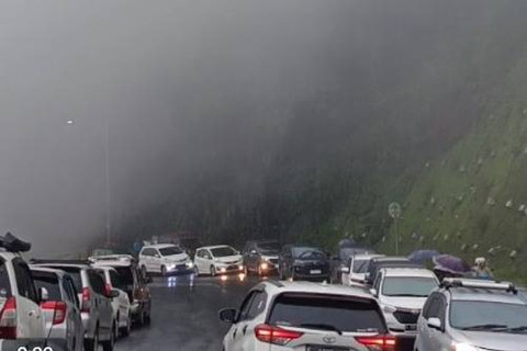Kabut tebal yang menyelimuti Rest Area Segar Alam, Puncak Pass, Ciloto, Cianjur, Jawa Barat. Foto: Dok. Istimewa