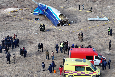 Foto udara lokasi jatuhnya pesawat Azerbaijan Airlines di dekat kota Aktau, Kazakhstan, Rabu (25/12/2024). Foto: Azamat Sarsenbayev/ REUTERS
