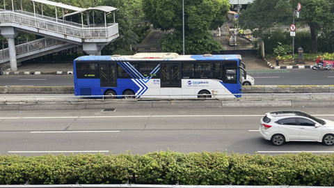 Bus Transjakarta melintas usai libur Natal di Jalan Gatot Subroto, Jakarta, Kamis (26/12/2024). Foto: Alya Zahra/kumparan 