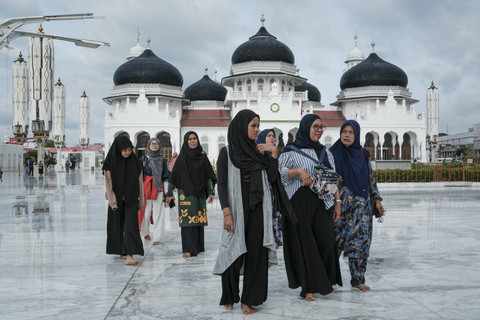 Masyarakat di Masjid Raya Baiturrahman, Banda Aceh, Rabu (25/12/2024). Foto: Yasuyoshi Chiba/AFP
