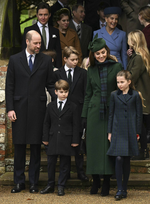 Pangeran William dari Inggris, Pangeran Wales, Pangeran Louis dari Inggris, Pangeran George dari Inggris, Catherine dari Inggris, Putri Wales, dan Putri Charlotte dari Inggris menghadiri Hari Natal  di Sandringham, Inggris, Rabu (25/12/2024). Foto: Oli Scarff/AFP