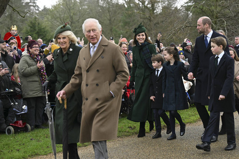 Raja Inggris Charles III, Ratu Inggris Camilla, Pangeran Inggris William, Pangeran Wales Catherine, Putri Wales, dan Pangeran Inggris George dari Wales setibanya menghadiri Hari Natal di Gereja St Mary Magdalen, Inggris, Rabu (25/12/2024). Foto: Oli Scarff/AFP