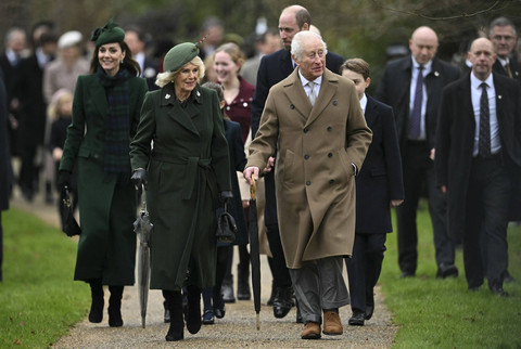Raja Inggris Charles III, Ratu Inggris Camilla, Pangeran Inggris William, Pangeran Wales Catherine, Putri Wales, dan Pangeran Inggris George dari Wales setibanya menghadiri Hari Natal di Gereja St Mary Magdalen, Inggris, Rabu (25/12/2024). Foto: Oli Scarff/AFP