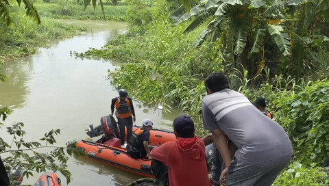 Petugas BPBD Surabaya melakukan pencarian balita 3,5 tahun warga Kelurahan Babatan, Kecamatan Wiyung, Surabaya, yang hilang tercebur ke selokan. Foto: Farusma Okta Verdian/kumparan