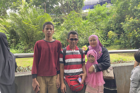 Pengunjung bernama Iis (45) dan Danang (49), menghabiskan waktu liburan sekolah anaknya di Taman Margasatwa Ragunan, Jakarta Selatan, Kamis (26/12/2024). Foto: Alya Zahra/kumparan 
