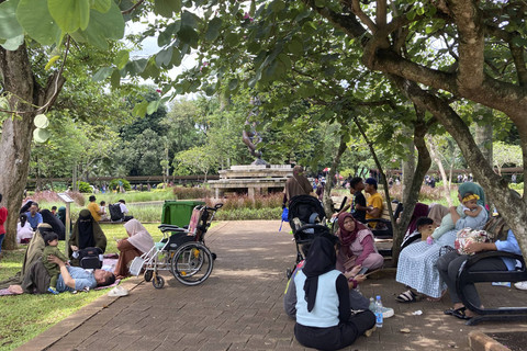 Sejumlah pengunjung beristirahat saat libur Natal dan Tahun Baru (Nataru) di Taman Margasatwa Ragunan, Jakarta Selatan, Kamis (26/12/2024). Foto: Alya Zahra/kumparan 
