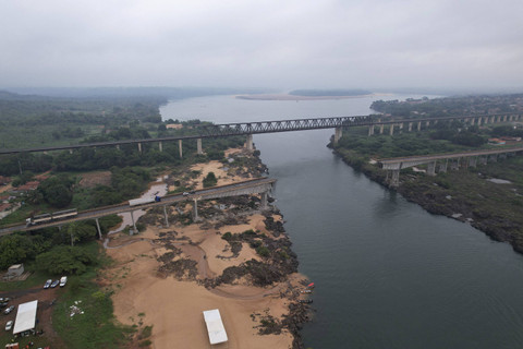 Foto udara jembatan yang terputus di Estreito, Brasil, Selasa (24/12/2024). Foto: Mauricio Marinho/REUTERS