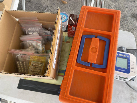 Obat dan alat kesehatan yang disediakan di posko kesehatan Titik Nol Km Yogya. Foto: Resti Damayanti/Pandangan Jogja
