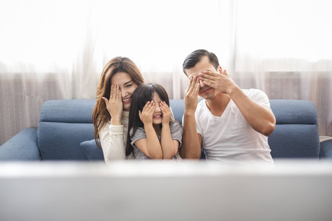 Ilustrasi menonton film horor. Foto: Nattakorn_Maneerat/Shutterstock