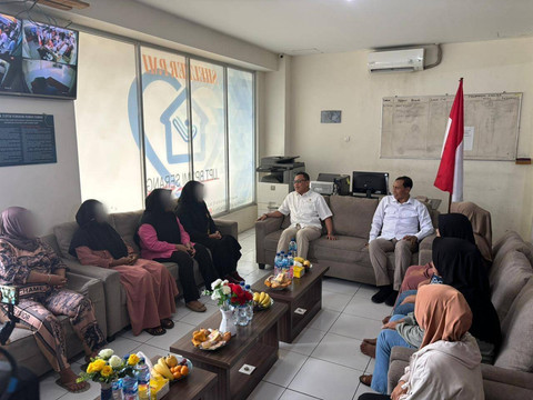 Menteri P2MI Abdul Kadir Karding bertemu dengan delapan CPMI non prosedural yang berhasil dicegah keberangkatannya, di Shelter PMI, Tangerang, Banten pada Kamis (26/12/2024). Foto: Abid Raihan/kumparan