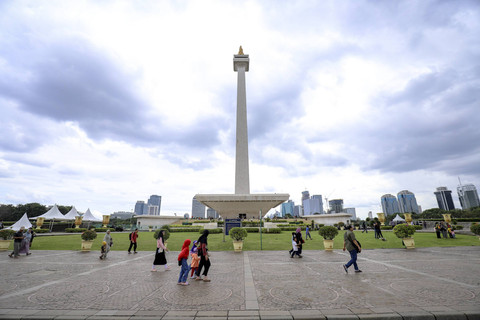 Pengunjung beraktifitas di kawasan Monas, Jakarta, Kamis (26/12/2024). Foto: Jamal Ramadhan/kumparan