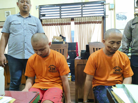 Belly Villsen (kiri) dan Satim (kanan) dua pelaku penyiraman air keras ke mahasiswi di Yogyakarta. Foto: Arfiansyah Panji Purnandaru/kumparan