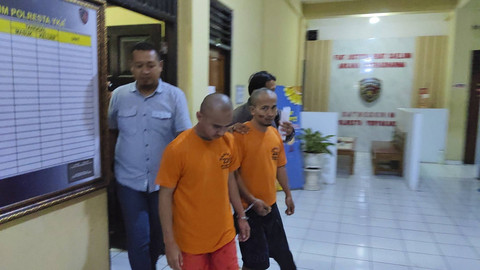 Belly Villsen (kiri) dan Satim (kanan) dua pelaku penyiraman air keras ke mahasiswi di Yogyakarta. Foto: Arfiansyah Panji Purnandaru/kumparan