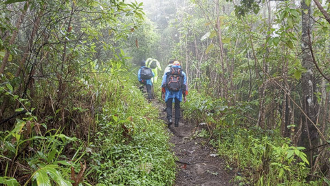 Tim SAR gabungan melakukan pencarian 2 pendaki yang tersesat di Gunung Agung, Kamis (26/12/2024). Foto: Dok. Istimewa