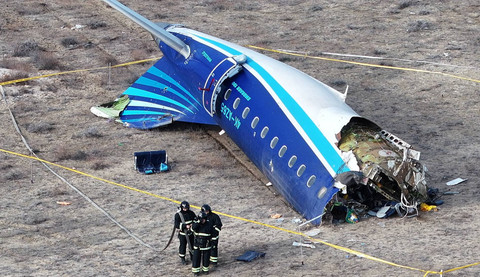 Sejumlah petugas bekerja di lokasi jatuhnya pesawat penumpang Azerbaijan Airlines dekat kota Aktau, Kazakhstan 25 Desember 2024. Foto: REUTERS/Azamat Sarsenbayev