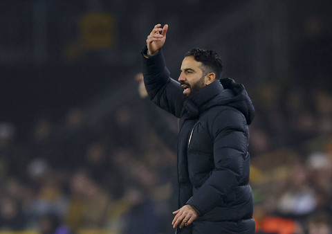 Pelatih Manchester United Ruben Amorim menyampaikan intruksi kepada pemainnya pada pertandingan Liga Inggris di Stadion Molineux, Wolverhampton, Inggris, Kamis (26/12/2024). Foto: Chris Radburn/Reuters