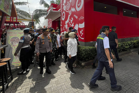 Menko Bidang Pembangunan Manusia dan Kebudayaan Pratikno, Menkes Budi Gunadi Sadikin, Menteri PPPA Arifah Fauzi, Kapolri Jenderal Pol. Listyo Sigit Prabowo, dan Panglima TNI Jendral TNI Agus Subiyanto meninjau Rest area Km 57 Tol Jakarta-Cikampek. Foto: Rayyan Farhansyah/kumparan