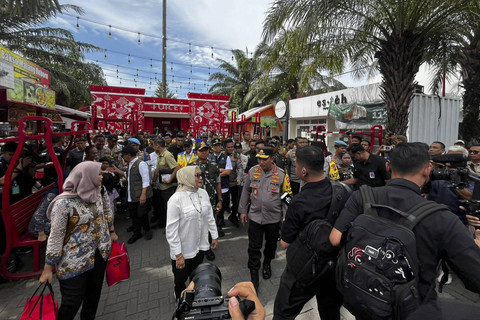 Menko Bidang Pembangunan Manusia dan Kebudayaan Pratikno, Menkes Budi Gunadi Sadikin, Menteri PPPA Arifah Fauzi, Kapolri Jenderal Pol. Listyo Sigit Prabowo, dan Panglima TNI Jendral TNI Agus Subiyanto meninjau Rest area Km 57 Tol Jakarta-Cikampek. Foto: Rayyan Farhansyah/kumparan