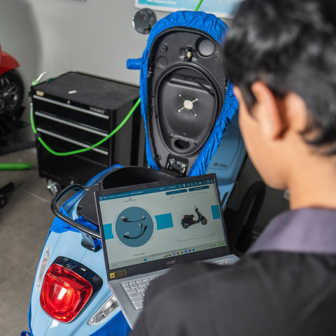 Servis motor Vespa di bengkel resmi. Foto: dok. Piaggio Indonesia