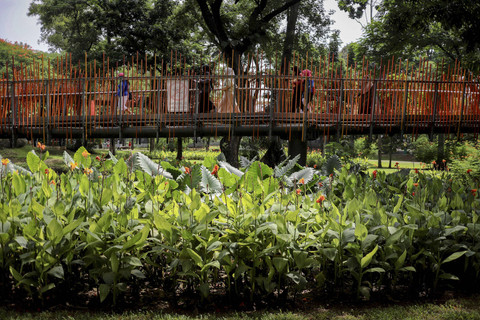 Sejumlah warga berwisata di Tebet Eco Park, Jakarta, Jumat (27/12/2024). Foto: Jamal Ramadhan/kumparan