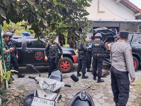 Proses penjinakkan granat nanas aktif oleh petugas. Foto: Dok. Polsek Gamping