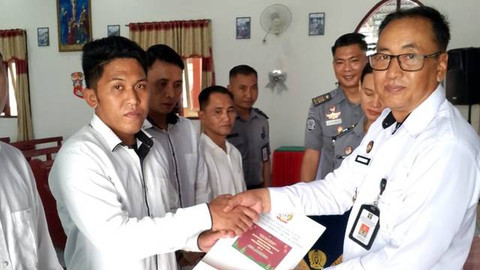 Penyerahan dokumen administrasi remisi Natal 2024 kepada Warga Binaan Pemasyarakatan.