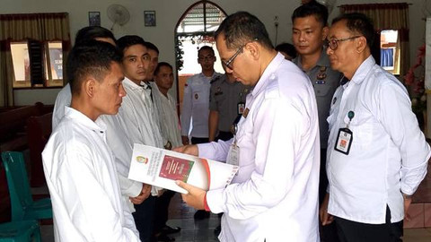 Warga Binaan Pemasyarakata menggunakan baju kemeja putih saat proses penerimaan dokumen administrasi remisi Natal 2024.