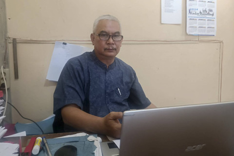 Tatang (58) Staf Pejabat Pembuat Akta Tanah Sementara (PPATS) Kecamatan Cihampelas, Kabupaten Bandung Barat. Foto: Robby Bouceu/kumparan