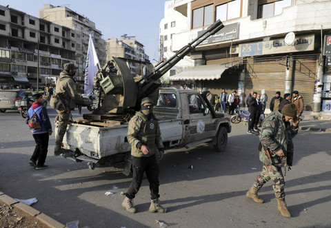 Pasukan bentukan pemerintah baru Suriah melakukan patroli usai 14 polisi tewas dalam penyergapan di Homas, Suriah, Kamis (26/12/2024). Foto: Khalil Ashawi/Reuters