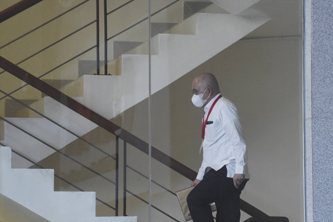 Anggota DPR Fraksi Partai Gerindra Heri Gunawan berjalan ke ruangan untuk menjalani pemeriksaan di Gedung Merah Putih KPK, Jakarta, Jumat (27/12/2024).  Foto: Indrianto Eko Suwarso/ANTARA FOTO