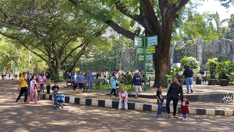 Sejumlah Pengunjung berwisata saat libur Natal dan Tahun Baru di Taman Margasatwa Ragunan, Jakarta, Jumat (27/12/2024). Foto: Gitario Vista Inasis/kumparan