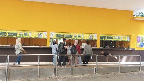 Sejumlah Pengunjung berwisata saat libur Natal dan Tahun Baru di Taman Margasatwa Ragunan, Jakarta, Jumat (27/12/2024). Foto: Gitario Vista Inasis/kumparan