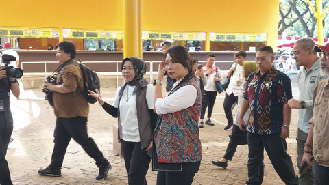 Wakil Menteri Pariwisata (Wamenpar) Ni Luh Puspa tiba saat melakukan peninjauan di Taman Margasatwa Ragunan, Jakarta, Jumat (27/12/2024).   Foto: Gitario Vista Inasis/kumparan