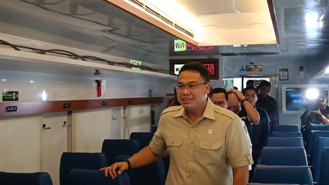 Wakil Menteri Komunikasi dan Digital (Wamenkomdigi) Angga Raka Prabowo meninjau jaringan telekomunikasi nataru 2024 di Stasiun Pasar Senen, Jakarta Pusat, Jumat (27/12). Foto: Zamachsyari/kumparan
