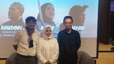 Nia Kania Afriani (tengah), sosok teman tuli sekaligus tokoh utama dalam serial dokumenter (docuseries) 'Sosok Baik Indonesia'. Foto: Nabila Ulfa/kumparan