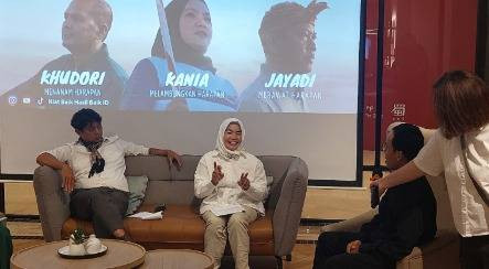Nia Kania Afriani (tengah), sosok teman tuli sekaligus tokoh utama dalam serial dokumenter (docuseries) 'Sosok Baik Indonesia'. Foto: Nabila Ulfa/kumparan