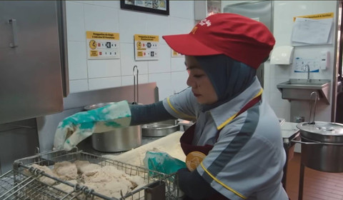 Keseharian Kania bekerja di restoran McDonald's Indonesia yang berlokasi di Dago, Bandung. Foto: Dok: Niat Baik Hasil Baik