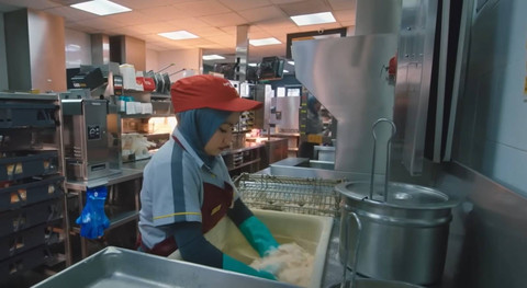 Keseharian Kania bekerja di restoran McDonald's Indonesia yang berlokasi di Dago, Bandung. Foto: Dok: Niat Baik Hasil Baik