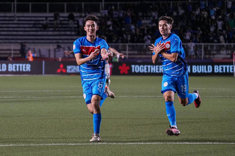 Selebrasi Sandro Reyes (kiri) & Oskari Kekkonen saat Filipina vs Thailand dalam laga leg pertama Piala AFF 2024 di Stadion Rizal Memorial, Manila, pada Jumat (27/12). Foto: Philippine Men's National Football Team 